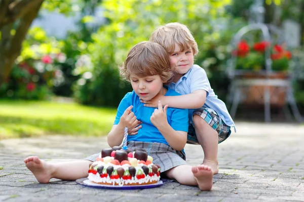 Due bambini piccoli che si divertono insieme con grande torta di compleanno — Foto Stock