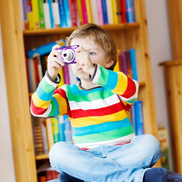 Kleiner Junge macht Fotos mit Fotokamera, drinnen — Stockfoto