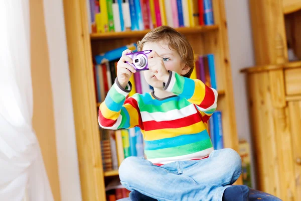 Liten unge pojke att göra bilder med photocamera, inomhus — Stockfoto