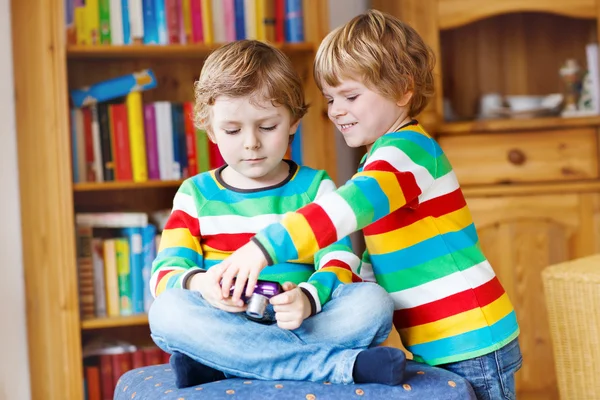 Dos hermanos pequeños niños haciendo fotos con cámara fotográfica, en — Foto de Stock