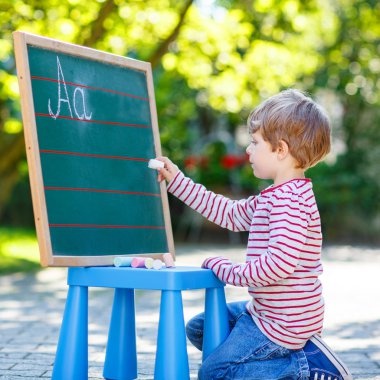 Yazmak öğrenme blackboard, küçük çocuk