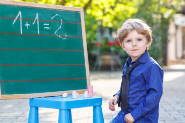 Yazmak öğrenme blackboard, küçük çocuk