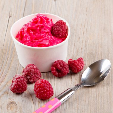 Bütün ahududu ile krem buz yoğurt frozen