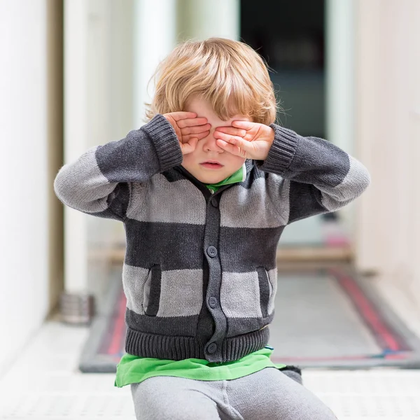 Ragazzino che piange a casa e mostra umore triste — Foto Stock