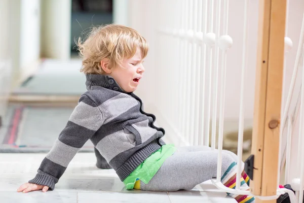 Kid jongetje huilen thuis en triest stemming tonen — Stockfoto