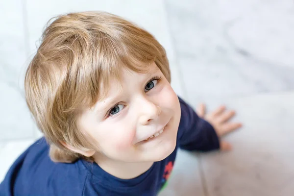 Portrait of happy little kid boy in indoors — Stockfoto