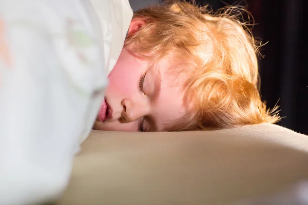 Adorable niño durmiendo y soñando en su cama — Foto de Stock