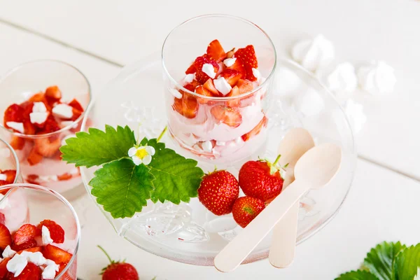 Summer dessert: strawberry with yoghurt cream and meringue in gl — Stock Photo, Image