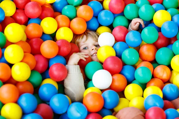 Renkli plastik toplar parkında oynayan çocuk — Stok fotoğraf