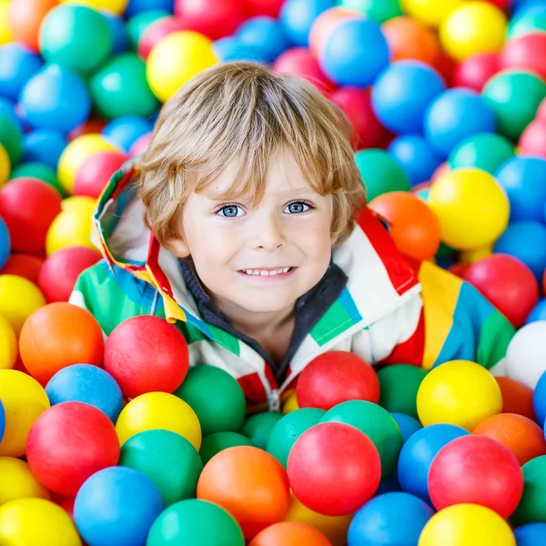 Niño jugando en coloridas bolas de plástico parque infantil —  Fotos de Stock