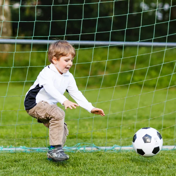 Twee kleine broer of zus jongens spelen voetbal en voetbal op veld — Stockfoto