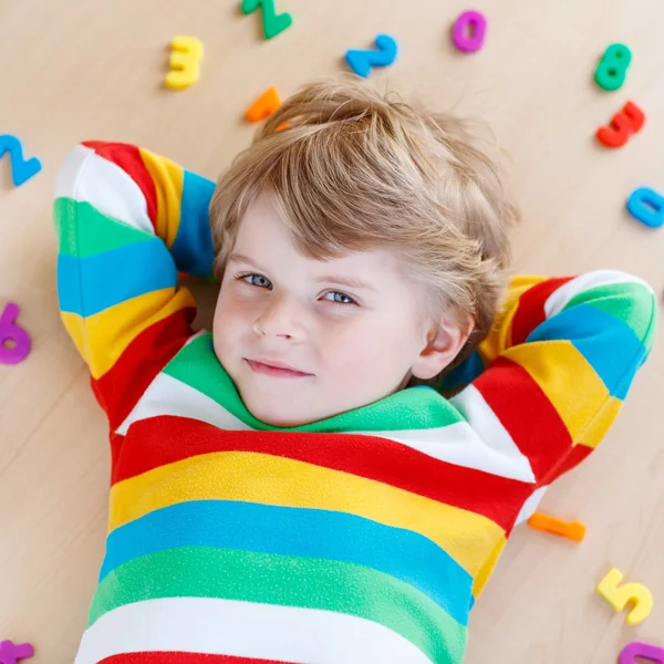 Kid jongen met kleurrijke nummers, binnen — Stockfoto