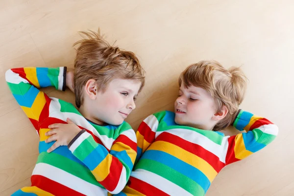 Two little sibling kid boys having fun together, indoors — Stock Photo, Image