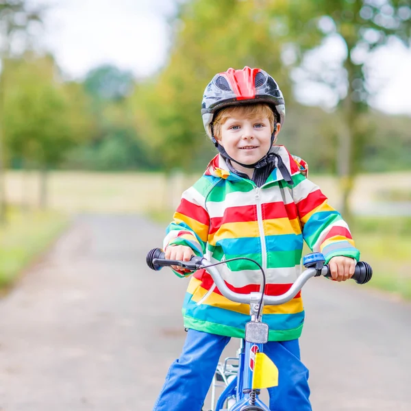 可爱活泼的小男孩骑在自行车上 — 图库照片