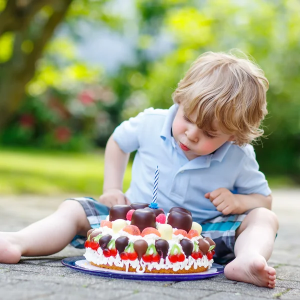 Niño celebrando su cumpleaños en el jardín de su casa con ca grande —  Fotos de Stock