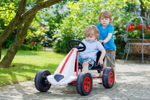 Két boldog testvér fiúk a szórakozás, játék-autó — Stock Fotó
