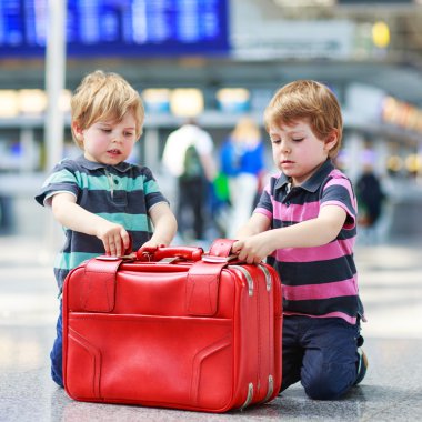İki kardeş çocukları tatile gidiyor havaalanında çelme takmak.