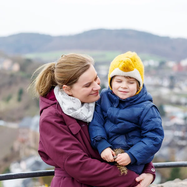 Little child and young mother enjoying view city from above — Stockfoto