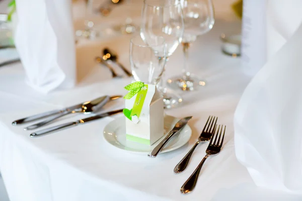 Table set in green and white for wedding or event party. — Stock Photo, Image