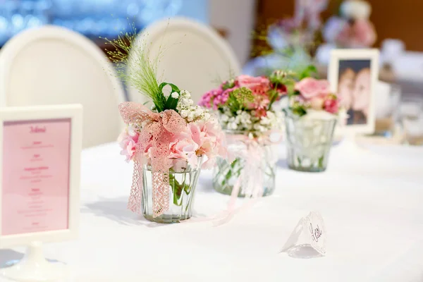 Table set in pink and white for wedding or event party. — Stock Photo, Image