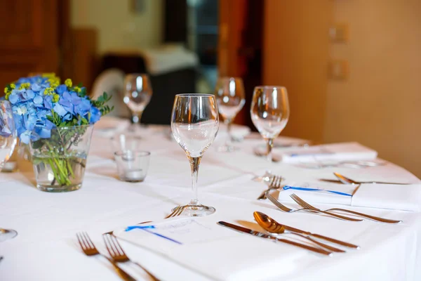 Tisch in blau und weiß für Hochzeits- oder Event-Party. — Stockfoto