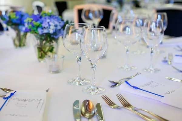 Table set in blue and white for wedding or event party. — Stock Photo, Image