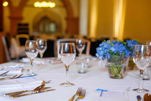 Mesa em azul e branco para festa de casamento ou evento . — Fotografia de Stock