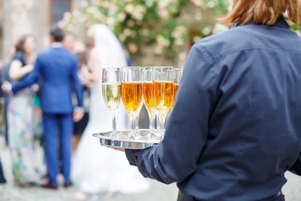 Kellnerin mit Champagner und Weingläsern — Stockfoto
