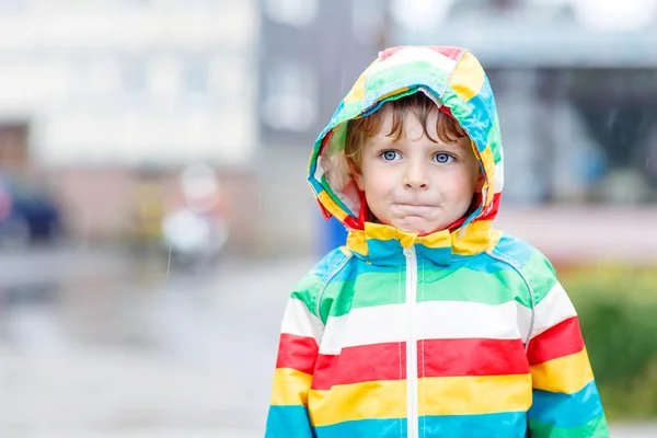 Petit garçon blond enfant marchant avec un grand parapluie à l'extérieur — Photo