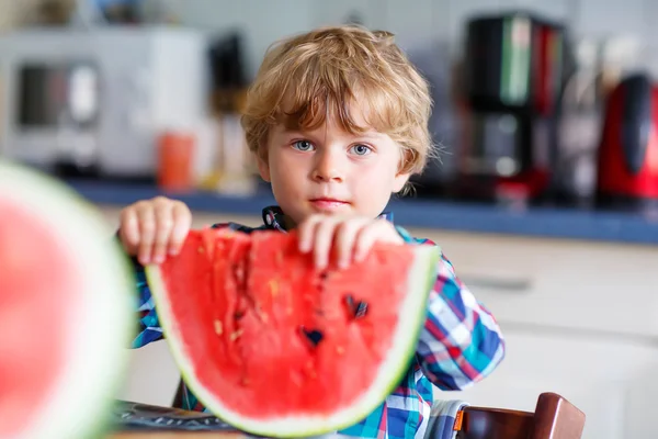 新鮮なスイカを食べるブロンドの毛でかわいい男の子 — ストック写真