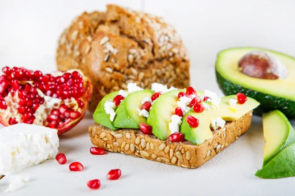 Aguacate con Feta, granada sobre semillas de girasol sándwich de pan — Foto de Stock