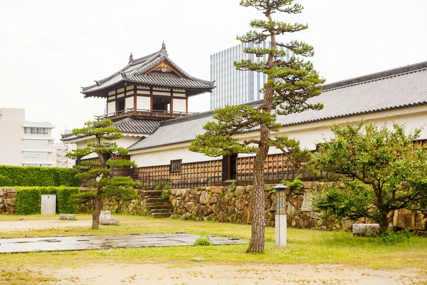 Old Hiroshima casle in Japan, on Otagawa river in summer. — Stock fotografie