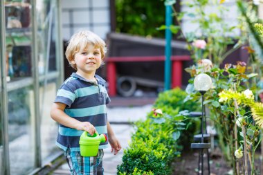 biraz yürümeye başlayan çocuk yaz zargana suda sıçraması ile eğleniyor