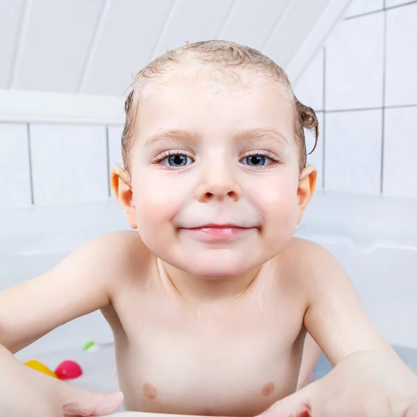 Adorable toddler boy having fun in bathtub — Stock Photo, Image