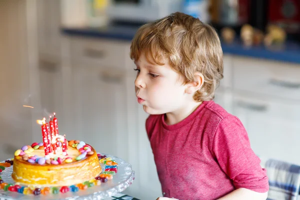 Kid boy firar sin födelsedag och blåsa ljusen på tårta — Stockfoto