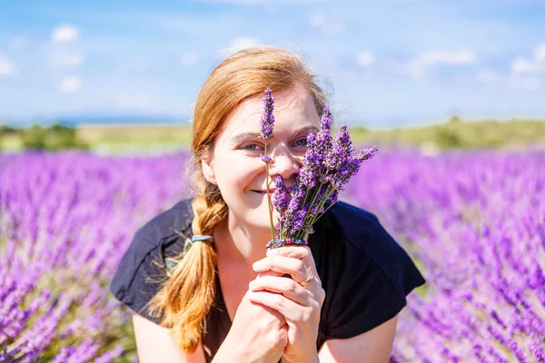 Lavanta alanları, romantik kadın tatil Provence sahip, — Stok fotoğraf