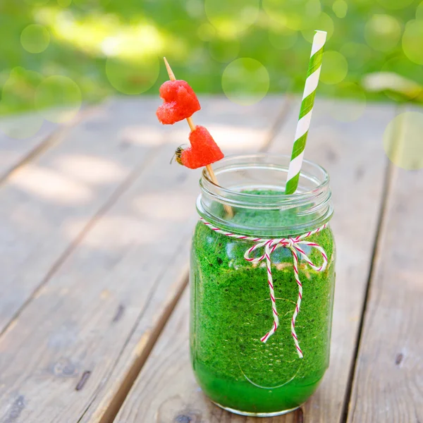 Spenat grön smoothie som frisk sommardrink. — Stockfoto