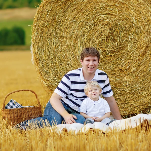 Junger Vater mit kleinem Sohn, kleiner Junge beim Picknick — Stockfoto