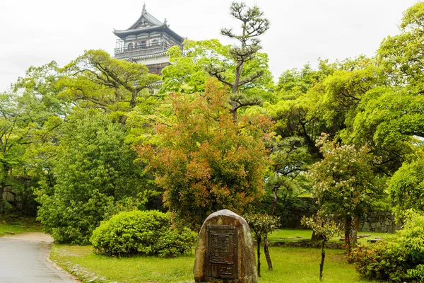 Old Hiroshima casle in Japan, on Otagawa river in summer. — Stock fotografie