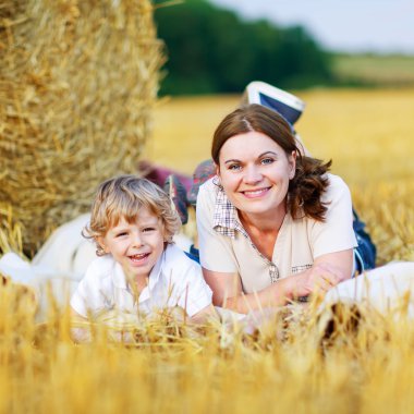 genç anne ve küçük oğlu piknik yapmak, eğlenmek