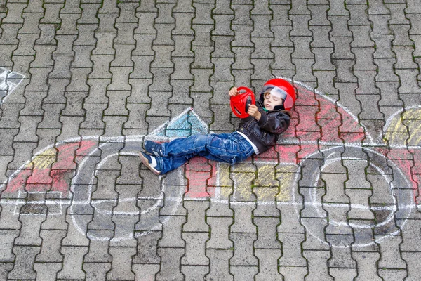 Küçük çocuk mangası ile çizim yarış arabası ile eğleniyor