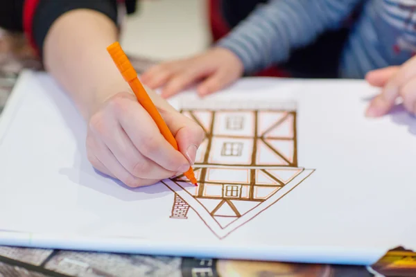 Mani di papà e bambino disegno immagine di casa — Foto Stock