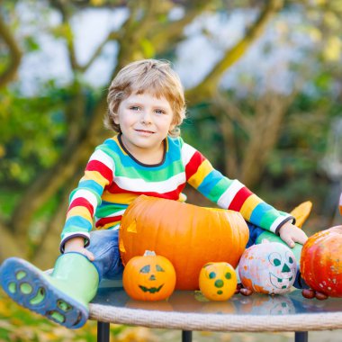 Küçük çocuk çocuk yapma jack-o-fener sonbahar gar Cadılar Bayramı için