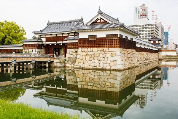 Old Hiroshima casle in Japan, on Otagawa river in summer. — Stockfoto