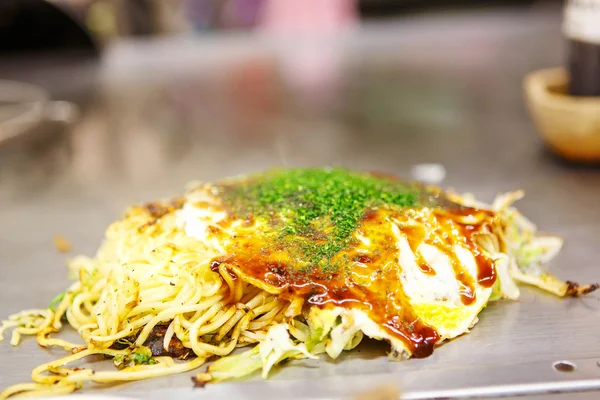 Japońskie jedzenie okonomiyaki, Japońska pizza — Zdjęcie stockowe