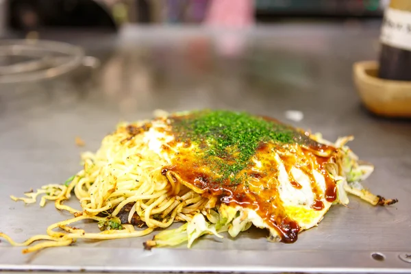 Nourriture japonaise okonomiyaki, pizza japonaise — Photo