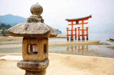 Miyajima, ünlü yüzen yakın kapı, Japonya.