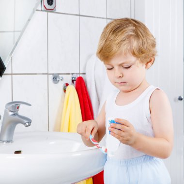 Güzel yürümeye başlayan çocuk kapalı Dişlerini fırçalıyor