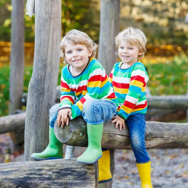 Két kis gyerek fiú őszi játszótér a szórakozás — Stock Fotó