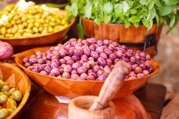 Marinated garlic and olives on provencal street market in Proven — Stock Photo, Image